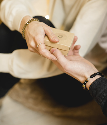 Presenter till honom