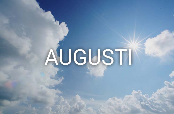 Ensolig himmel med texten Augusti