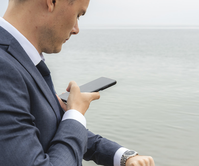 Mikkel tar en bild av sin klocka