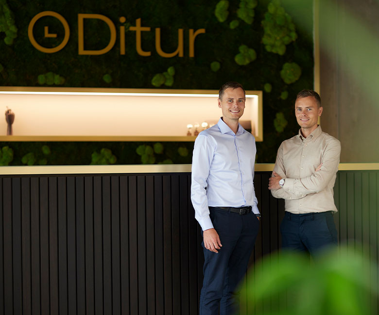 Kasper och Mikkel i Hasselager-butiken