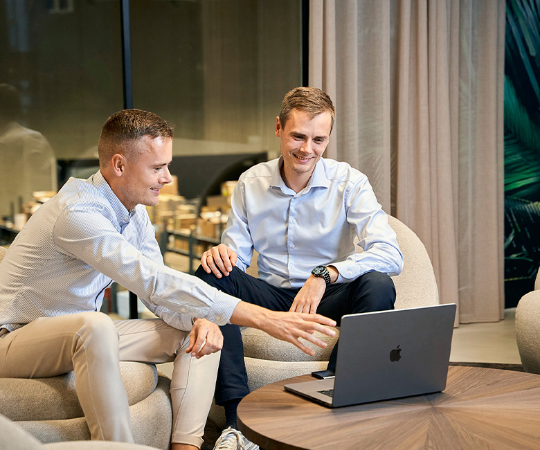 Kasper och Mikkel tittar på computer